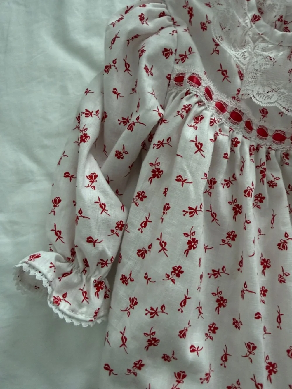 Vintage-Inspired White Dress with Red Floral Print and Lace Collar